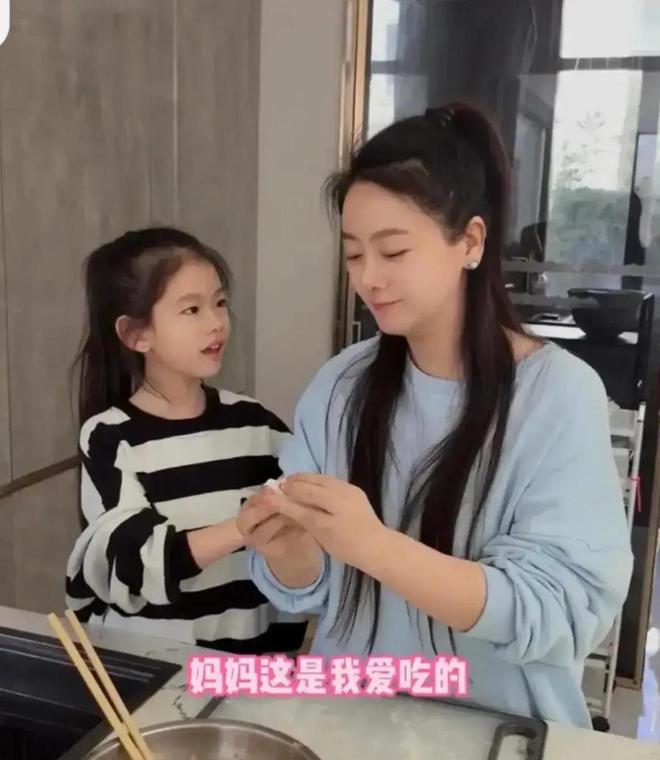 娃嫁给穷小子现如今老公红到让人嫉妒九游会j9ag一部戏吃一辈子二婚带(图5)